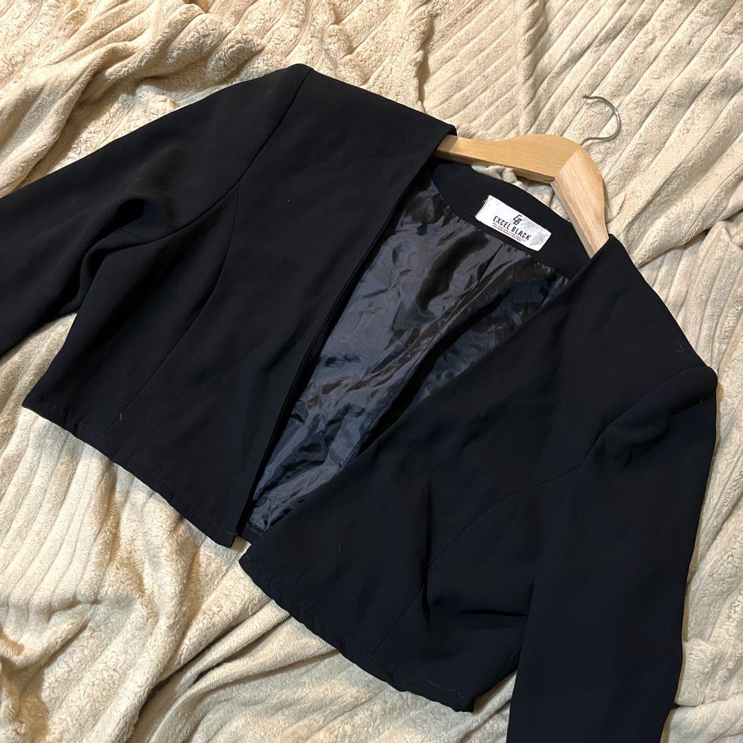 Black Crop Blazer Coat (Category: Longsleeves) located in Rizal. Submitted by everything.threads (Listing ID 1436126652, Image 2). Description: 📌 Details Size: S-M MOP: GCash / Bank Transfer MOD: J&T / Lalamove Loc: Montalban Rizal .