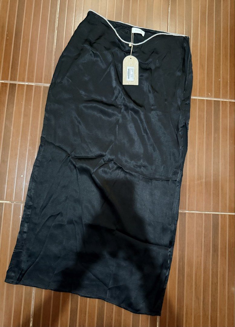 Zara Meshki Long Black Skirt (Category: Skirts) located in Pasig City. Submitted by shop.lovelycloset (Listing ID 1436171688, Image 1). Description: - Black layered skirt - Shiny satin top layer - Matte, opaque under layer - Smooth, flowing drape - Solid black color.