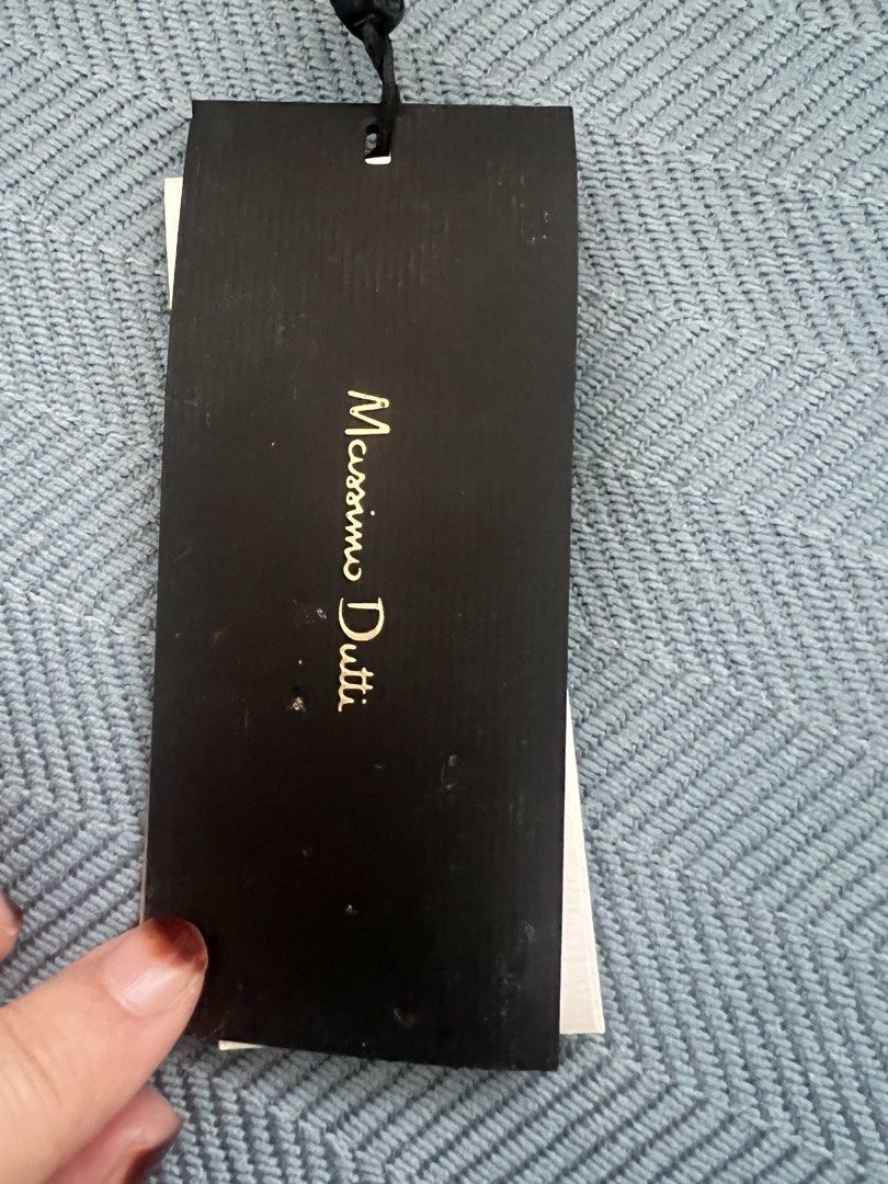 Blazzer (Category: Coats, Jackets and Outerwear) located in Kuala Lumpur. Submitted by cikgusemah (Listing ID 1436125921, Image 3). Description: Preloved Massimo Dutti coat in very good condition ✨ Design klasik houndstooth – sesuai untuk formal & smart casual look. ✔ Material tebal & berkualiti (sesuai travel / aircond sejuk) ✔ Cutting structured – nampak classy bila pakai ✔ Jarang pakai, condition masih cantik Reason to let go: Dah tak muat! 😭