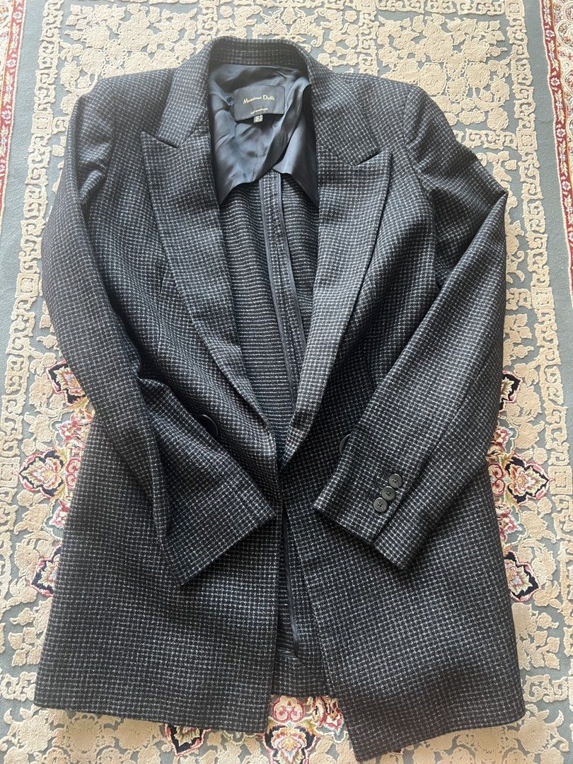 Blazzer (Category: Coats, Jackets and Outerwear) located in Kuala Lumpur. Submitted by cikgusemah (Listing ID 1436125921, Image 1). Description: Preloved Massimo Dutti coat in very good condition ✨ Design klasik houndstooth – sesuai untuk formal & smart casual look. ✔ Material tebal & berkualiti (sesuai travel / aircond sejuk) ✔ Cutting structured – nampak classy bila pakai ✔ Jarang pakai, condition masih cantik Reason to let go: Dah tak muat! 😭