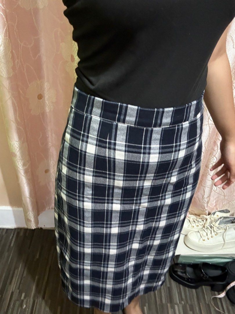 Blue and white checkered maxi plaid skirt (Category: Skirts) located in Baguio. Submitted by frierentheslayer (Listing ID 1436200224, Image 2). Description: length: 70 cm free size with zipper.