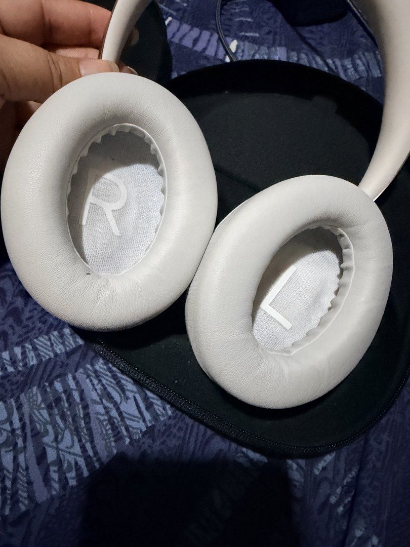 Bose NC 700 noise cancellation headphone (Category: Portable Audio Accessories) located in Paranaque City. Submitted by hannah.agupit (Listing ID 1436187008, Image 2). Description: Unit, case and cords 💯 original connected to Bose App No issues Ready to use .