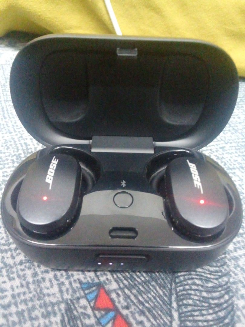Bose QC Earbuds 2020 (Category: Earphones) located in Bacoor. Submitted by francisnuts (Listing ID 1436251502, Image 1). Description: !! ISSUE !! - WONT CONNECT, possible battery drain on earbuds itself Charging Case Functional Selling for parts or Repair project Buy at your own risk.
