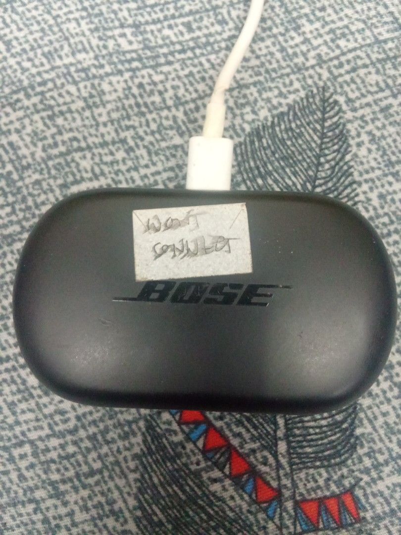 Bose QC Earbuds 2020 (Category: Earphones) located in Bacoor. Submitted by francisnuts (Listing ID 1436251502, Image 2). Description: !! ISSUE !! - WONT CONNECT, possible battery drain on earbuds itself Charging Case Functional Selling for parts or Repair project Buy at your own risk.