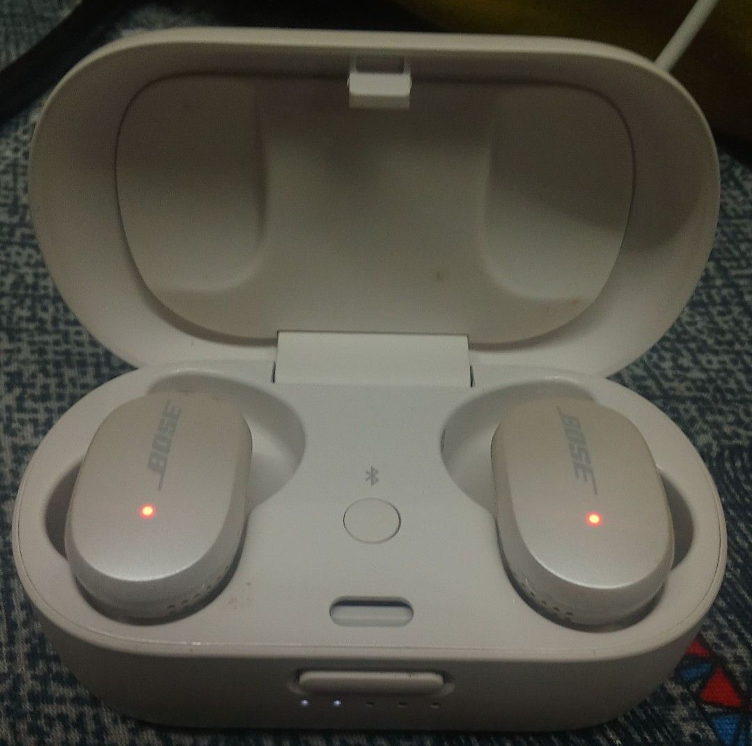 Bose QC Earbuds 2020 (Category: Earphones) located in Bacoor. Submitted by francisnuts (Listing ID 1436251532, Image 2). Description: !! ISSUE !! - WONT CONNECT, possible battery drain on earbuds itself Charging Case Functional Selling for parts or Repair project Buy at your own risk.