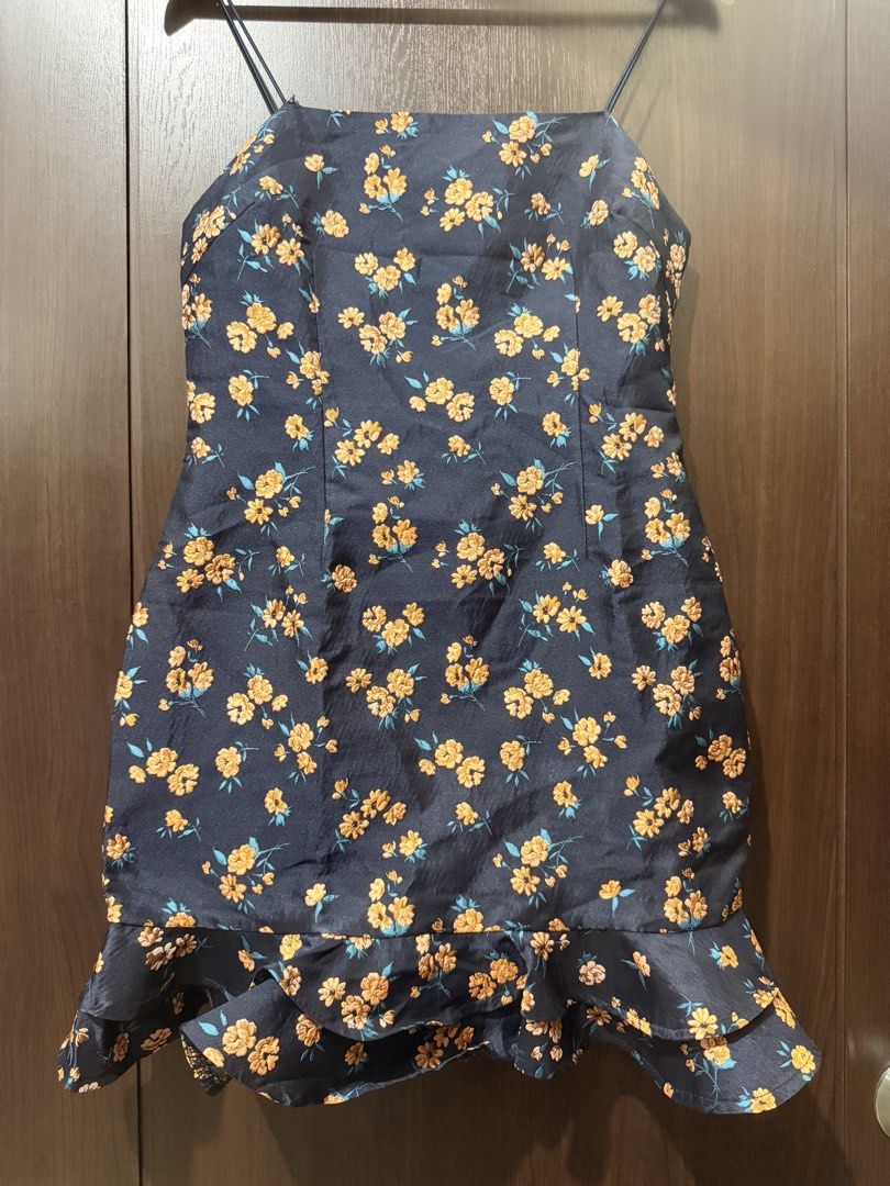 BWLDR- String Navy blue floral dress (Category: Dresses) located in Mandaluyong City. Submitted by giuseppina85 (Listing ID 1436259285, Image 1). Description: Brand new with no tag. Washed but never used. High quality textured dress .