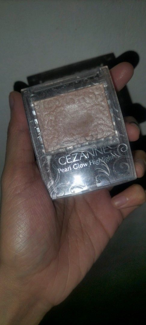 Cezanne Pearl Glow Highlighter (Category: Makeup) located in Calamba. Submitted by kristine_29000 (Listing ID 1436204305, Image 1). Description: - Cezanne Pearl Glow Highlighter - In the shade: 01 -Lightly scratch yung takip - No issue sa highlighter (sanitized) DECLUTTERING❗.
