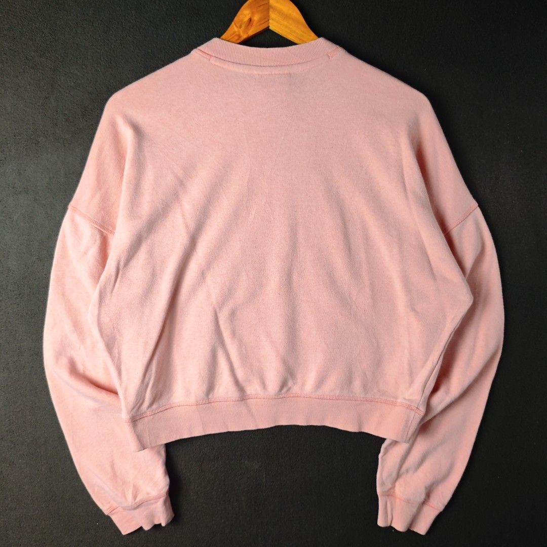 Champion Cropped Sweatshirt - XS (Category: Coats, Jackets and Outerwear) located in Manila. Submitted by tinytoonthriftshop (Listing ID 1436114191, Image 2). Description: Brand : Champion Size on tag : XS 📏 Width x Length : 24x21 Issue : NEED WASH Condition : GOOD 💰 Price : 249 📌 NOTE: Actual color may slightly vary due to lighting and camera. PAYMENT: Gcash / BPI / Maya 📍 Pinagbuhatan, Pasig City 🚚 Delivery: • Same day (book your own rider