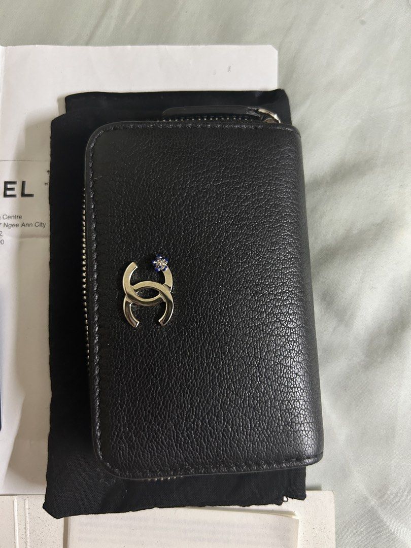 CHANEL authenticated zip-up card holder (Category: Bags & Wallets) located in Singapore. Submitted by zealturtle_372375 (Listing ID 1436248732, Image 2). Description: AUTHENTIC CHANEL ITEM flexible price brand new WITH RECIEPT. Perfect for a gift or self use leather texture immaculate with imprinted design in the wallet, amazing handcrafted luxury leather wallet. FAST DEAL-$480 original price $670(written in reciept) LOCATION to your convenience,