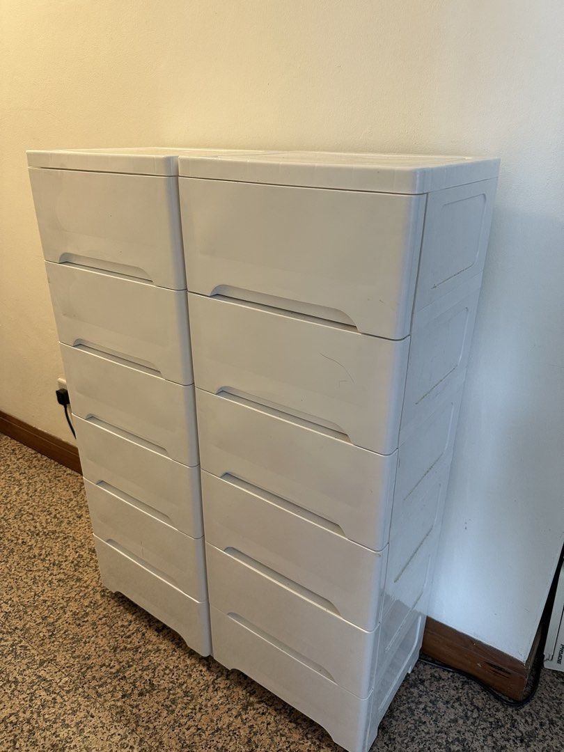 Chest of drawers - white plastic