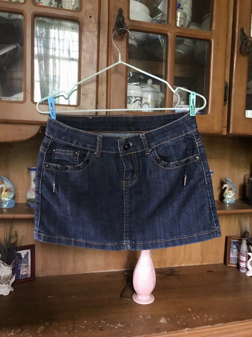 Classic Denim Skirt (Category: Skirts) located in Laoac. Submitted by dino_nugg3tssss (Listing ID 1436151295, Image 1). Description: - Classic denim skirt - Size: S - Brand: CLASSIC - Versatile design - Perfect for casual wear.