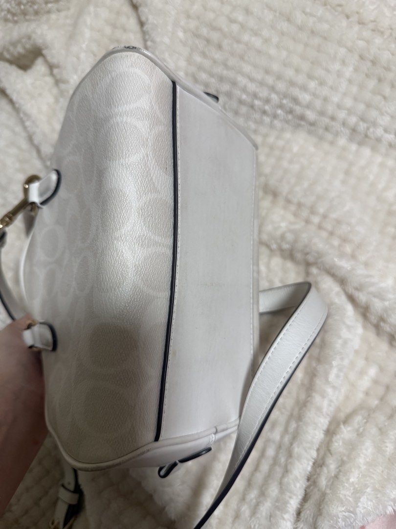 Authentic Coach Sydney Satchel white (Category: Luxury Bags & Wallets) located in Quezon City. Submitted by buhbyestuff (Listing ID 1436251106, Image 3). Description: .