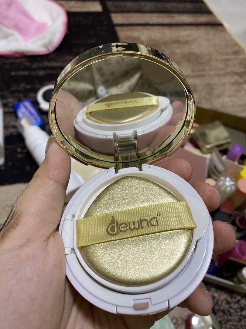 Dewha Perfect Glow CC Cushion SPF30+/PA+++ (Category: Makeup) located in Manila. Submitted by goldenmnl (Listing ID 1436105501, Image 2). Description: - Dewha Perfect Glow CC Cushion - SPF30+/PA+++ protection - Comes with a mirror and sponge applicator - Convenient gold and white compact - Simplifies your skincare routine - Brand name visible on compact and sponge.