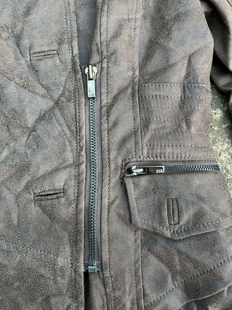 Dia brown faux suede biker jacket (Category: Coats, Jackets and Outerwear) located in Valencia. Submitted by warmdeer-a642 (Listing ID 1436229733, Image 2). Description: Dia brown faux suede biker jacket Excellent condition see pics sa details.