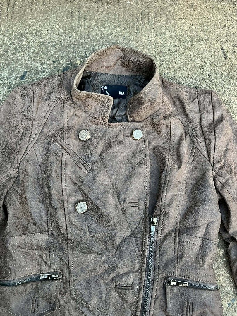 Dia brown faux suede biker jacket (Category: Coats, Jackets and Outerwear) located in Valencia. Submitted by warmdeer-a642 (Listing ID 1436229733, Image 3). Description: Dia brown faux suede biker jacket Excellent condition see pics sa details.