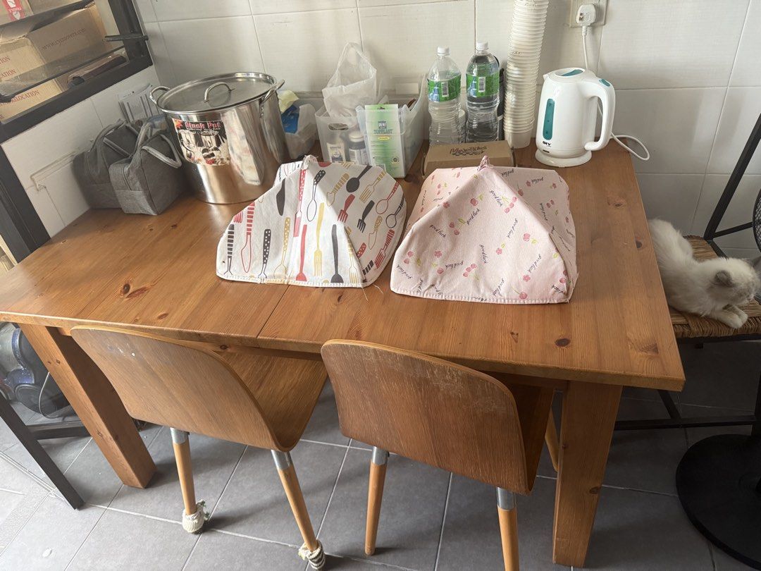 Dining Table 1.5 extendable to 1.8