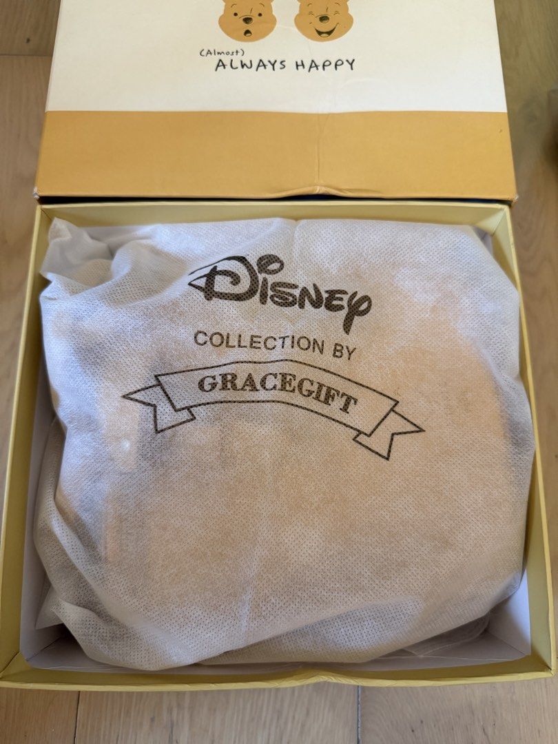 Disney/ Grace Gift/ 台灣/ 小熊維尼/ Winnie the Pooh Handbag / 拉鏈圓桶形袋 （分類：單肩包）位於 Hong Kong。 由 yukiytw 提交（商品編號 1436173773，圖片 2）。簡介： 只用過一次，新舊如圖 Winnie the Pooh handbag by Gracegift features a cheerful yellow design. It includes a detachable Winnie the Pooh charm and a top zipper closure. The bag is presented in its original box, which has the phrase "(Almost) Always Happy" on it.。