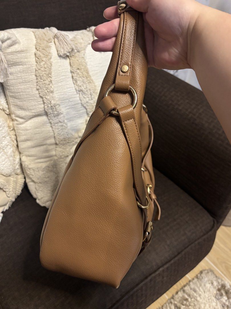 Dune London Downtown Shoulder Bag (Category: Shoulder Bags) located in Manila. Submitted by vintagebaglady (Listing ID 1436178965, Image 2). Description: This Dune bag is perfect for the club girlies or the brunch girlies who want to stand out but still be casual. Don’t mind the brand it is categorized, apparently Dune is not a category in this app :(. .