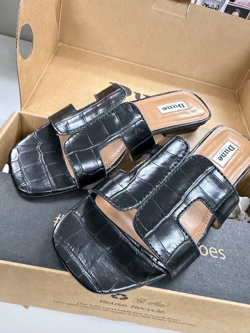 DUNE LONDON LOUPE SMART SLIDE MULE (Category: Flats & Sandals) located in Makati City. Submitted by luxuryfindsbylb (Listing ID 1436209823, Image 2). Description: 🥿 Dune London Loupe Smart Slide Mule 🏷️ Brandnew with box 🔖 size 37 💵 Orig price: 4,950 | Selling price: 1,200 🗯️ with flaw 💰 Price is slightly negotiable.