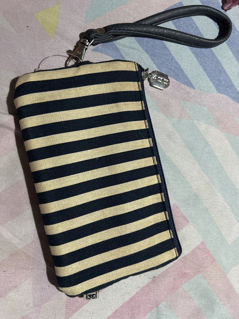 Egg wristlet (Category: Wallets & Card holders) located in Manila. Submitted by emsmerize (Listing ID 1436198167, Image 1). Description: Liked new .