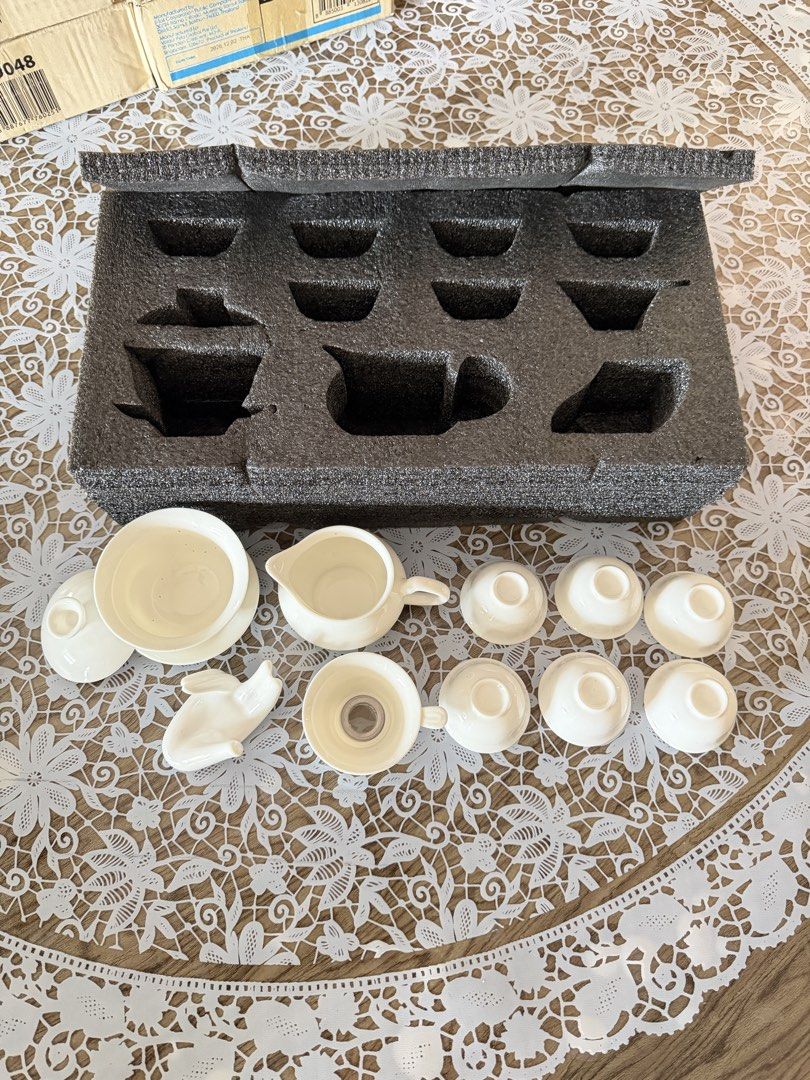 Elegant Porcelain Tea Set - Complete Set445619827335516162
