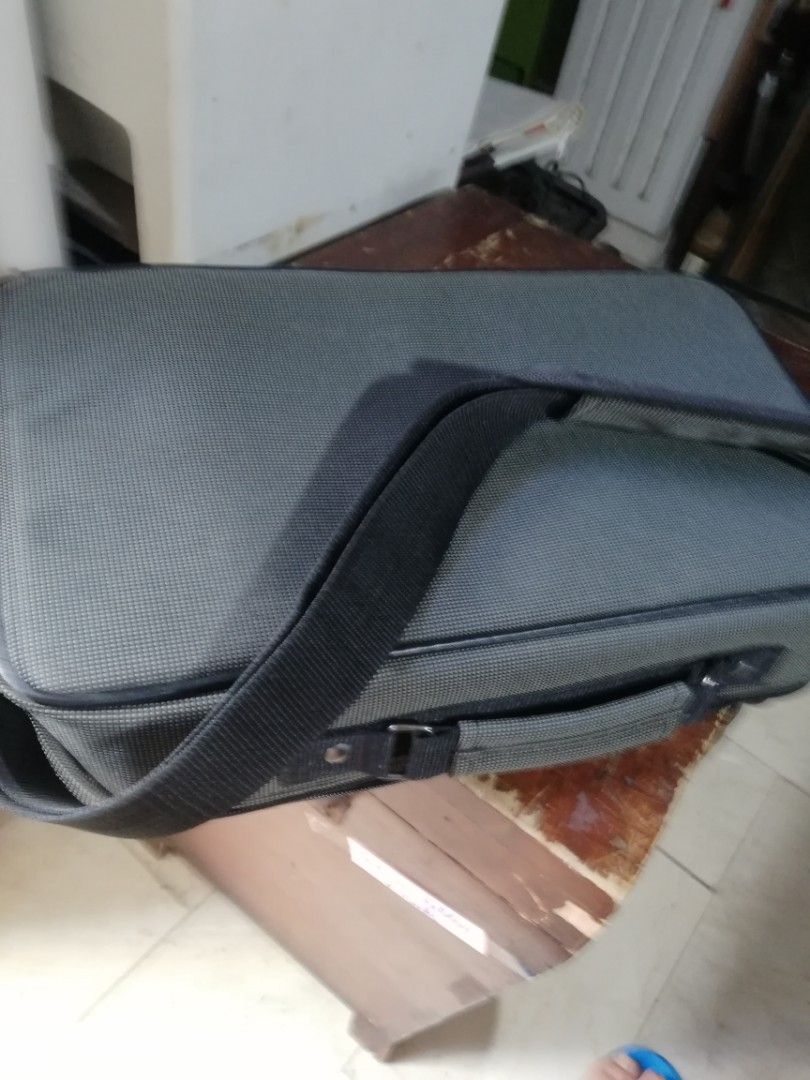 epson soft carrying case, 22cm x 40x 10 (Category: Other Sports Equipment and Supplies) located in Paranaque City. Submitted by 4thestate.surplusan (Listing ID 1436126369, Image 1). Description: soft carrying bag for lens.