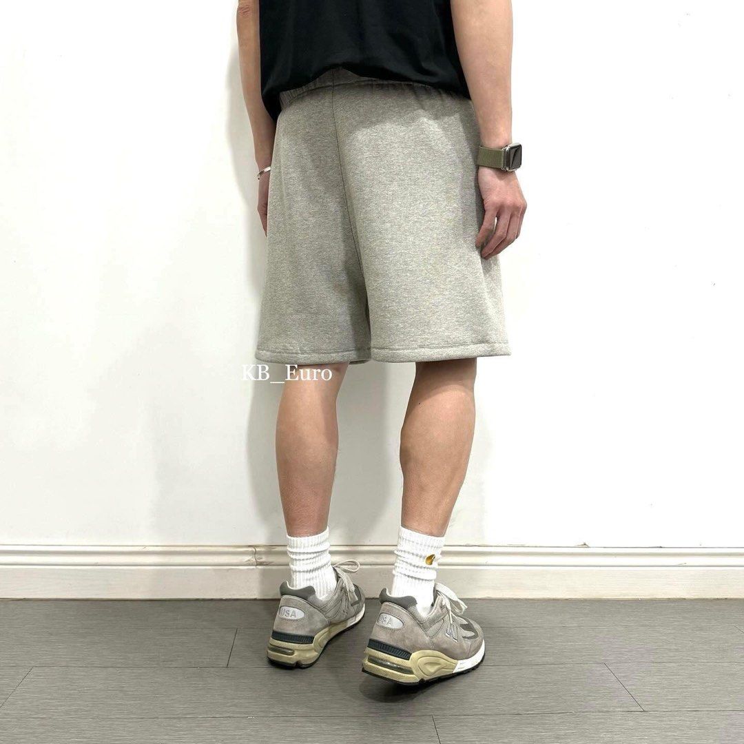 Essentials （分類：短褲）位於 Hong Kong。 由 kb_euro_online 提交（商品編號 1436244837，圖片 4）。簡介： 🌟看更多款式，可上Facebook或IG選購🌟 事先聲明‼️所有貨品絕不議價❌如要議價,一律不回❌No bargain❌ ✨現貨✨可即日寄出 或 新蒲崗自取 (其他地點不考慮) ❗️現貨❗️ FOG Essentials Core Shorts💥 $599 重磅棉質抓毛料，質感厚實，質感柔軟 深灰色 : S / M / L 淺灰色 : S / M / L Size : ( 吋 ) S 腰圍30-32 長18.5 M 腰圍32-34 長19.5 L 腰圍34-36 長20 Model 173cm 67kg S size 歡迎PM或wapps查詢 所有貨品,保證100%正貨，接受 滙豐/恆生/中銀/payme 過數 100% authentic Account :HSBC/Hang Seng Bank/payme 。