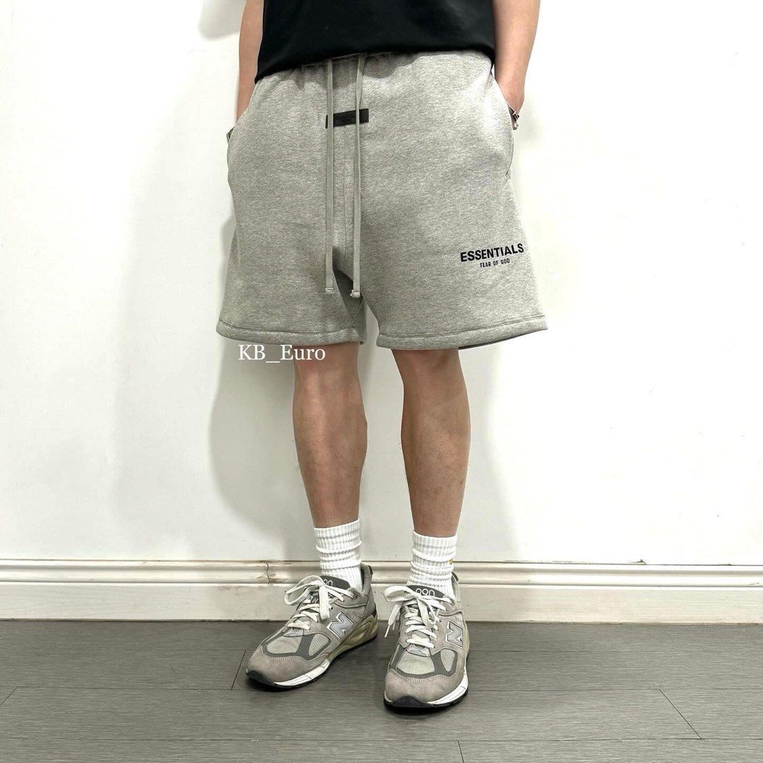 Essentials （分類：短褲）位於 Hong Kong。 由 kb_euro_online 提交（商品編號 1436244837，圖片 2）。簡介： 🌟看更多款式，可上Facebook或IG選購🌟 事先聲明‼️所有貨品絕不議價❌如要議價,一律不回❌No bargain❌ ✨現貨✨可即日寄出 或 新蒲崗自取 (其他地點不考慮) ❗️現貨❗️ FOG Essentials Core Shorts💥 $599 重磅棉質抓毛料，質感厚實，質感柔軟 深灰色 : S / M / L 淺灰色 : S / M / L Size : ( 吋 ) S 腰圍30-32 長18.5 M 腰圍32-34 長19.5 L 腰圍34-36 長20 Model 173cm 67kg S size 歡迎PM或wapps查詢 所有貨品,保證100%正貨，接受 滙豐/恆生/中銀/payme 過數 100% authentic Account :HSBC/Hang Seng Bank/payme 。