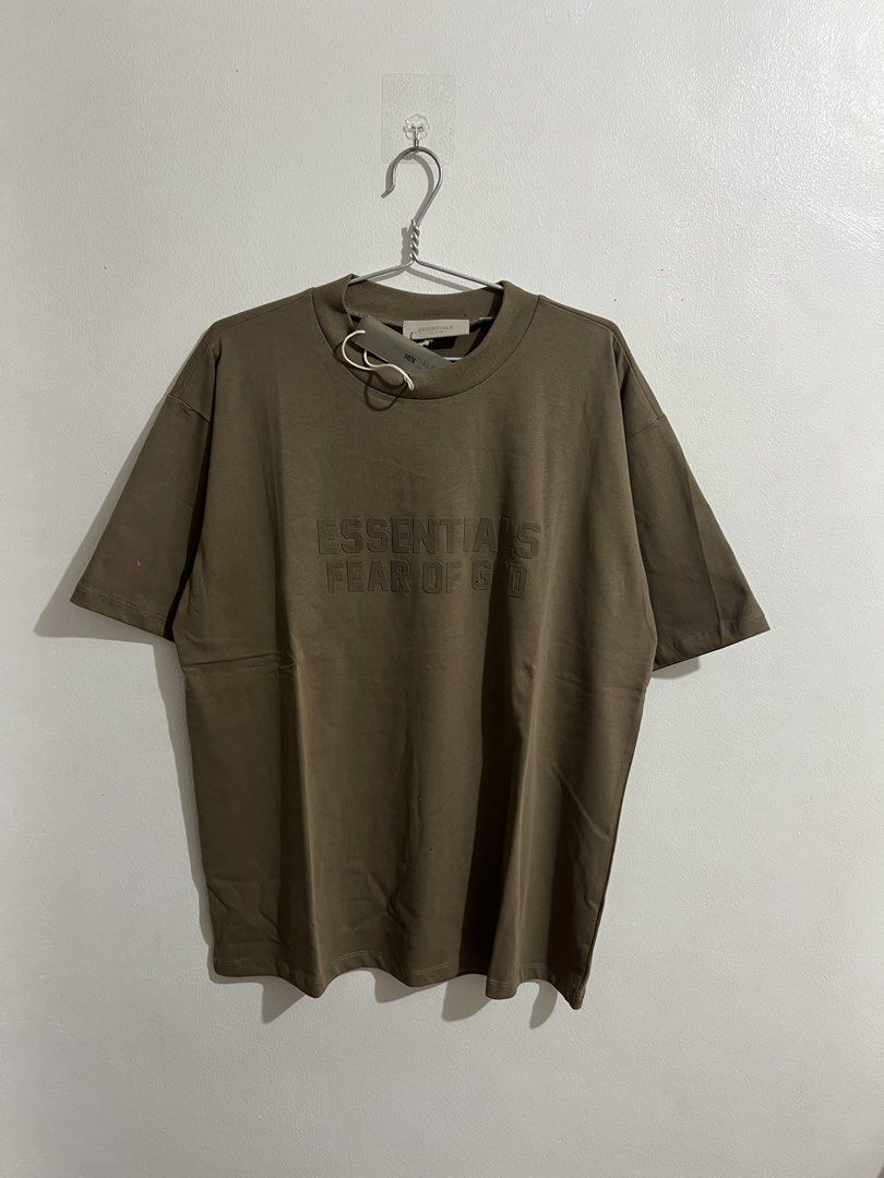 Essentials Fear of God Olive Green T-shirt XL (Category: Tshirts & Polo Shirts ) located in Cebu City. Submitted by ianjoseph24 (Listing ID 1436218574, Image 1). Description: - Fear of God Essentials T-shirt - Color: Olive Green - Size: XL - Material: 100% Cotton - Features embossed brand name - Includes original tags - Designed for men.