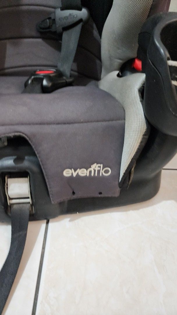 Evenflo Rollover Tested Car Seat (Category: Car Seats) located in Marikina City. Submitted by jbelgica82 (Listing ID 1436282370, Image 3). Description: - Evenflo car seat - Color: Dark grey and light grey - Rollover-tested design - Two cup holders - Adjustable straps - Sturdy base - Evenflo logo visible.
