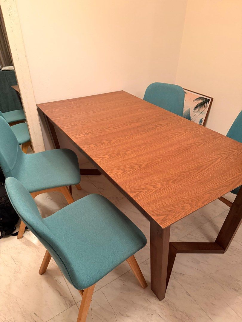 Extendable Dining Table and 4x Chairs