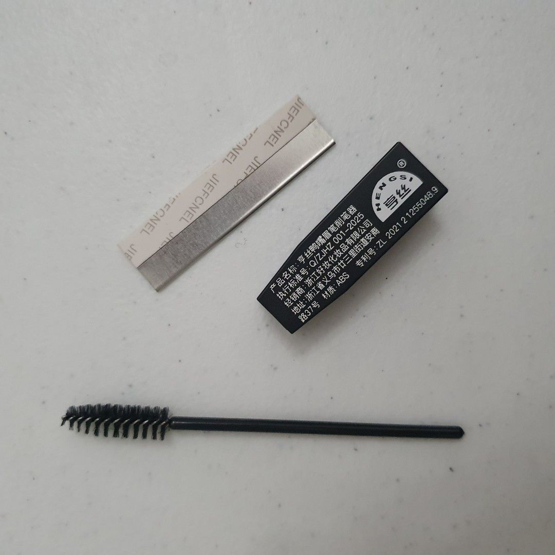 Eyebrow Razor Set with Brush (Category: Makeup) located in Paranaque City. Submitted by cobien (Listing ID 1436286172, Image 3). Description: - eyebrow razor set. - Includes: - Eyebrow Razor - Black Brush with spiral bristle head - Black Blade Holder - Unused condition..