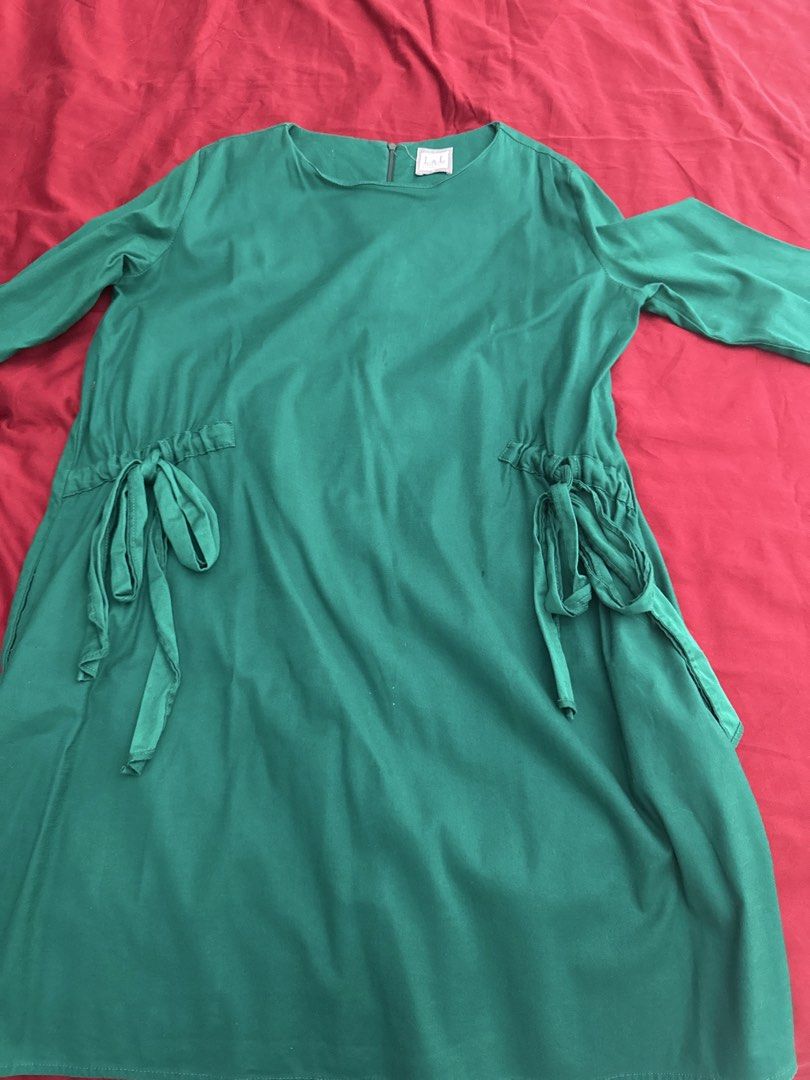 Fit and flare dress (Category: Dresses) located in Makati City. Submitted by wisebird_de59f3 (Listing ID 1436137622, Image 1). Description: Beautiful bright green pre-loved dress by Sri Lankan designer brand. Waist ties to cinch. Very well maintained. .