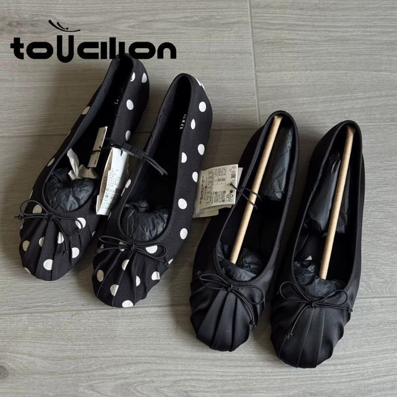 FLAT (Category: Casual shoes) located in Kuantan. Submitted by n2shbbcrth81683 (Listing ID 1436186910, Image 1). Description: pre order 3 weeks i have from size 35-42 .