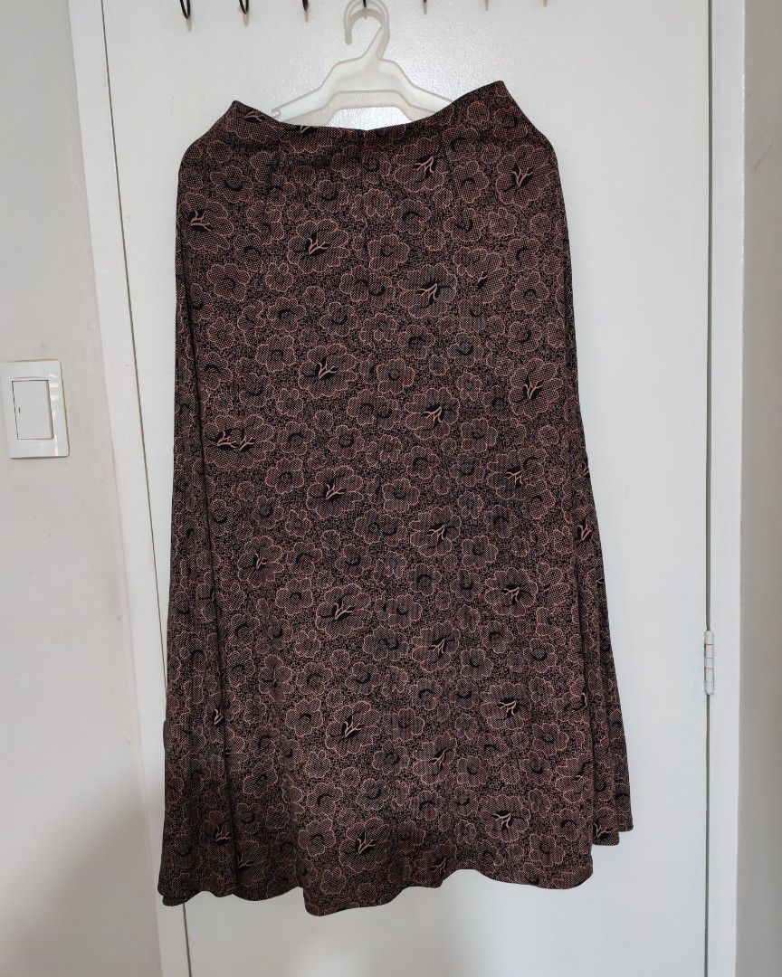 Floral Print Maxi Skirt (Category: Skirts) located in Marikina City. Submitted by chwissy (Listing ID 1436173945, Image 1). Description: - Floral print maxi skirt - Flowing A-line silhouette - Made of lightweight fabric - Comfortable waistband - Versatile for various occasions.
