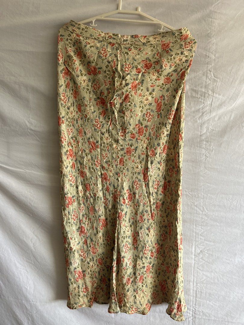 Floral Print Midi Skirt (Category: Skirts) located in Marilao. Submitted by mommychix (Listing ID 1436115130, Image 1). Description: - Floral midi skirt - Pink and green print - Straight cut - Lightweight fabric - Front slit - Ready to wear.