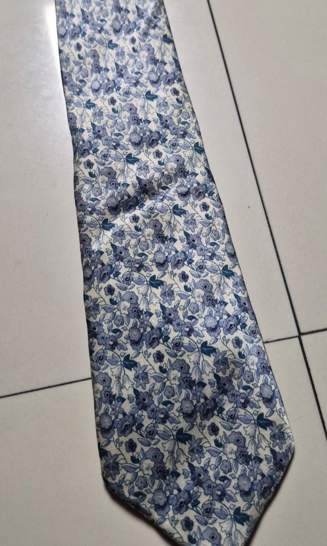 For Sale: G2000 Botanical Tie (Category: Ties) located in Pasig City. Submitted by radcuratesclothing2026 (Listing ID 1436107799, Image 2). Description: 🌺 For Sale 🌺 G2000 Botanical Tie •Used with care •No issues, just need ironing •P200 •Pasig #UsedButNotAbused.