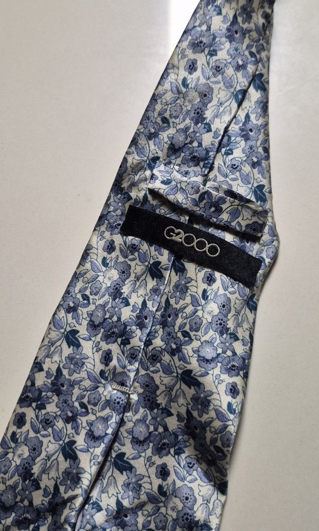 For Sale: G2000 Botanical Tie (Category: Ties) located in Pasig City. Submitted by radcuratesclothing2026 (Listing ID 1436107799, Image 3). Description: 🌺 For Sale 🌺 G2000 Botanical Tie •Used with care •No issues, just need ironing •P200 •Pasig #UsedButNotAbused.