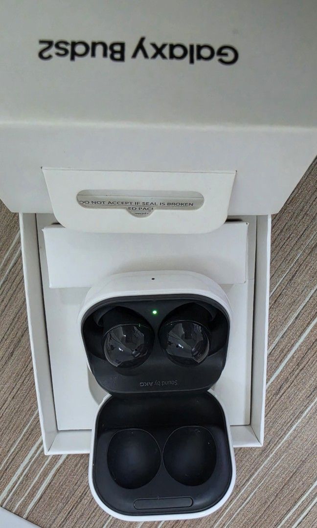 Galaxy Buds 2446702069702338561