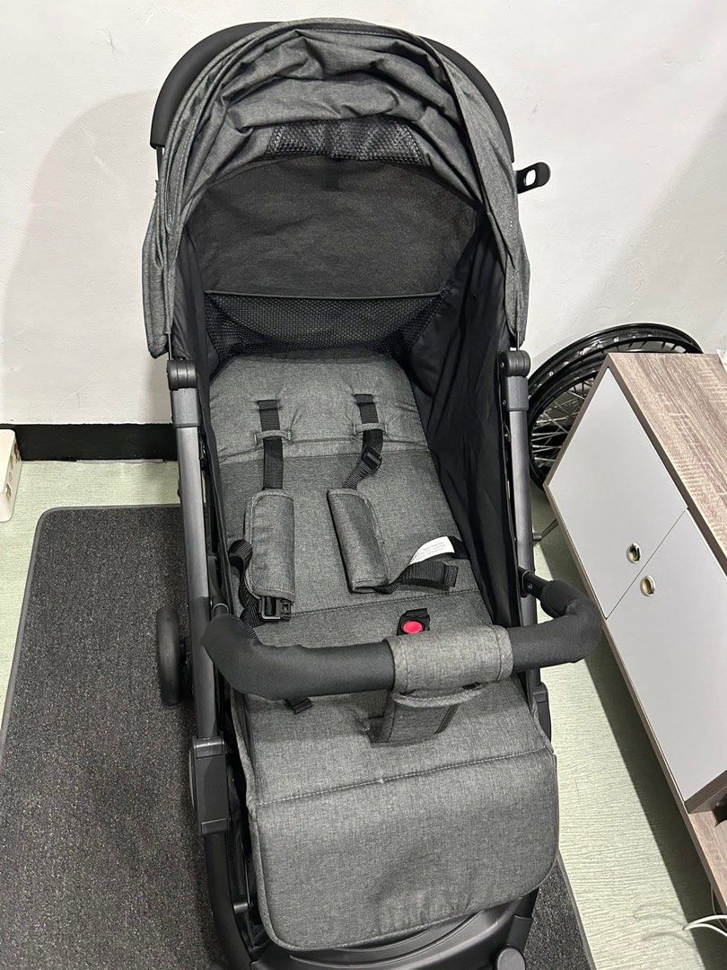 Giant Carrier Archie Stroller - Full Recline (Category: Strollers) located in San Pedro. Submitted by ronamievsuazo (Listing ID 1436172160, Image 2). Description: - Giant Carrier Archie stroller - Dark grey color - Full recline feature - Large canopy for sun protection - Convenient storage basket - Trolley function for easy transport - 5-point harness for safety.