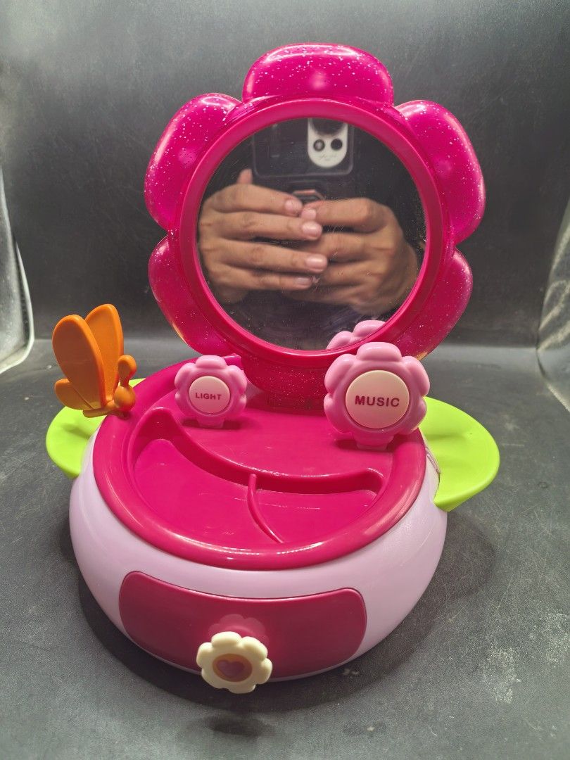 Girls Toy Vanity Mirror (Category: Kids Toys) located in Cebu City. Submitted by dudes_villanueva (Listing ID 1436142408, Image 1). Description: Girls Toy Vanity Mirror 📌 With working Music and sounds 📌 2 AAA Battery required (Not included).