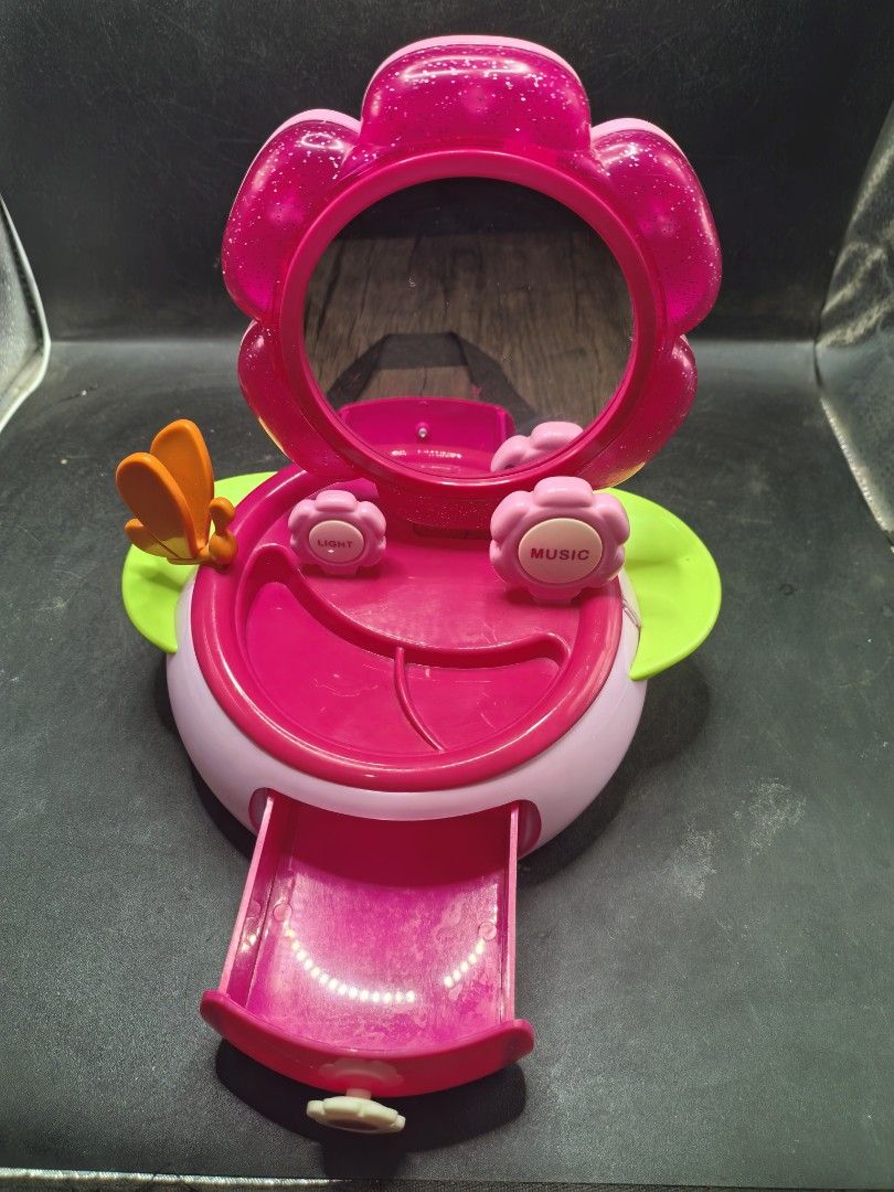 Girls Toy Vanity Mirror (Category: Kids Toys) located in Cebu City. Submitted by dudes_villanueva (Listing ID 1436142408, Image 2). Description: Girls Toy Vanity Mirror 📌 With working Music and sounds 📌 2 AAA Battery required (Not included).