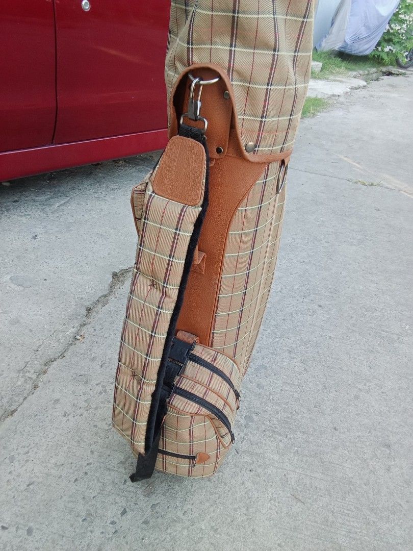 Golf Bag (Category: Golf) located in San Pedro. Submitted by trisheljas_japansurplus (Listing ID 1436202362, Image 3). Description: 📍For Sale📍 Golf Bag all zippers working location 📍 Filinvest Homesite barangay bagong silang san pedro laguna 📍.