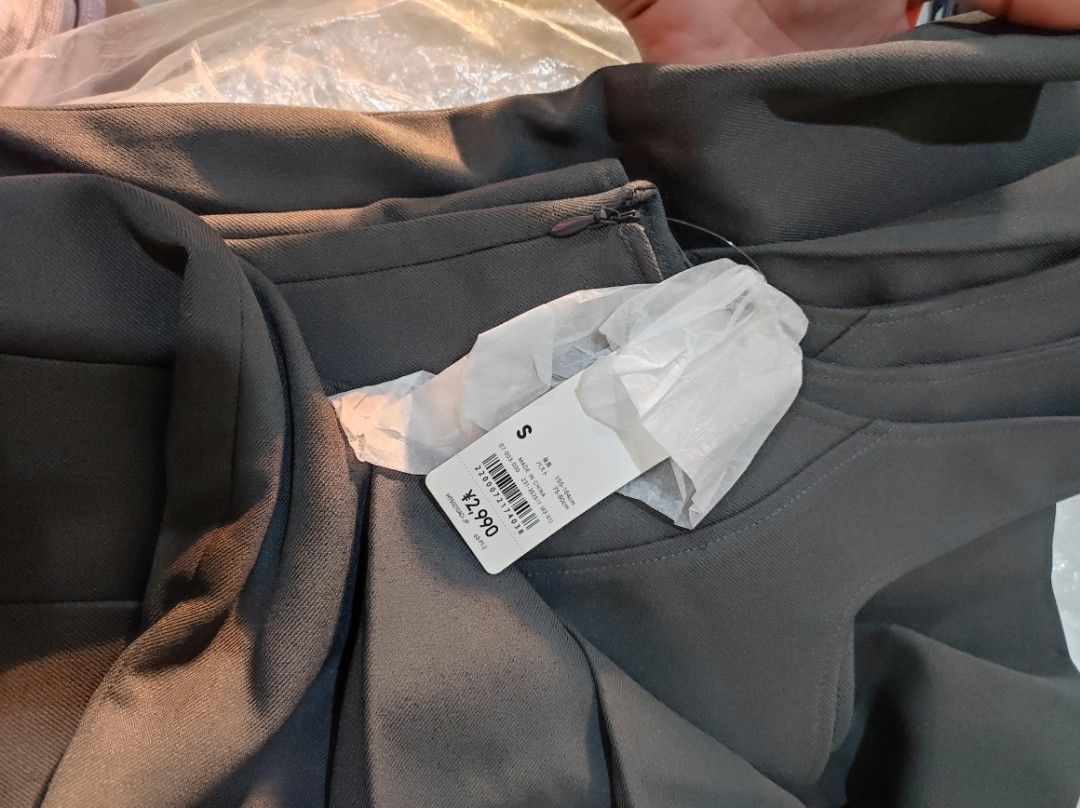 GU Dress (Category: Dresses) located in Navotas City. Submitted by sellmystuff2 (Listing ID 1436188681, Image 2). Description: Brandnew with tag Bought from GU Japan Pasabuy Size Small on tag Color Gray Only Ready to ship!.