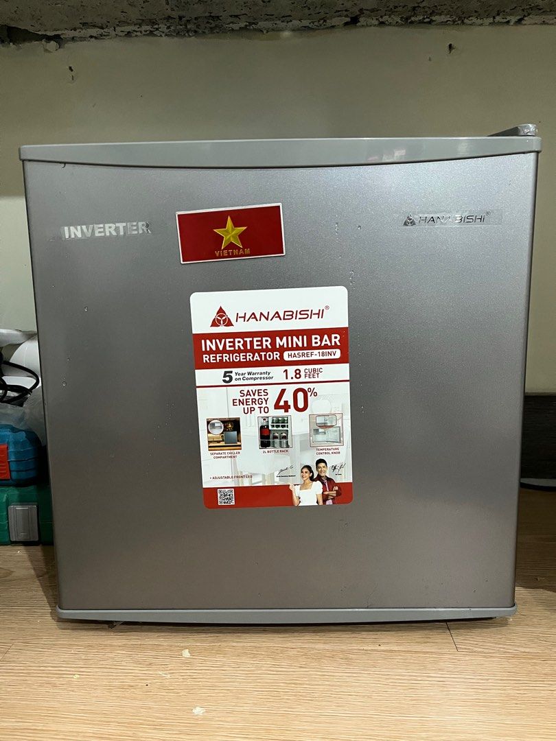 Hanabishi Inverter Mini bar (Category: Refrigerators and Freezers) located in Rizal. Submitted by pajunar04 (Listing ID 1436161217, Image 1). Description: 2month old good as new inverter 3 stars hanabishi no damage best for solo living rfs: maguupgrade negotiable :))) buyer shoulder transport fees.