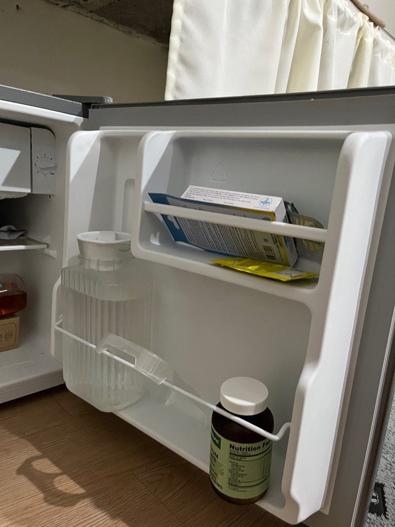 Hanabishi Inverter Mini bar (Category: Refrigerators and Freezers) located in Rizal. Submitted by pajunar04 (Listing ID 1436161217, Image 2). Description: 2month old good as new inverter 3 stars hanabishi no damage best for solo living rfs: maguupgrade negotiable :))) buyer shoulder transport fees.