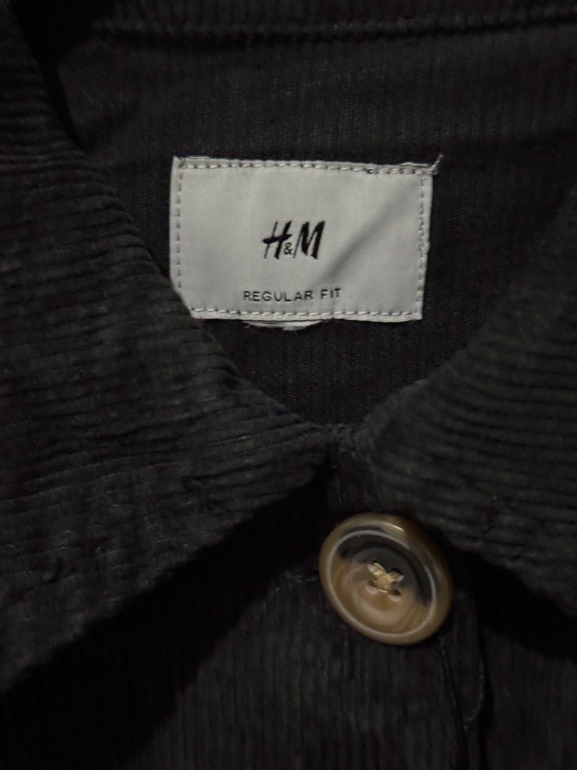 H&M Corduroy Jacket - Black - Size S (Category: Coats, Jackets and Outerwear) located in Muntinlupa City. Submitted by daisydosephh (Listing ID 1436222536, Image 2). Description: - H&M black corduroy jacket - Size: S - Fit: Regular - Features: Button-down closure, two chest pockets, buttoned cuffs - Versatile: Perfect for layering.