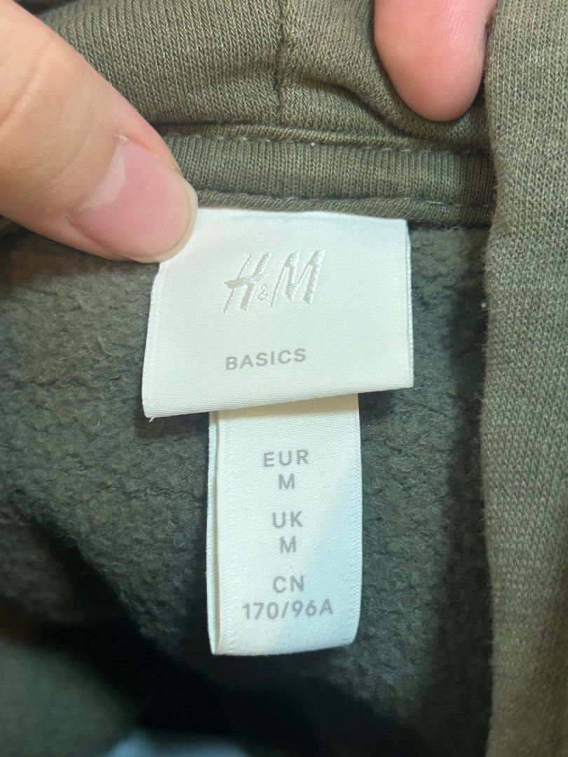 H&M olive green hoodie (Category: Coats, Jackets and Outerwear) located in Manila. Submitted by maxxbons (Listing ID 1436256224, Image 3). Description: Size M Slightly cropped In mint condition Material: 60% cotton, 40% polyester Loc: QC.