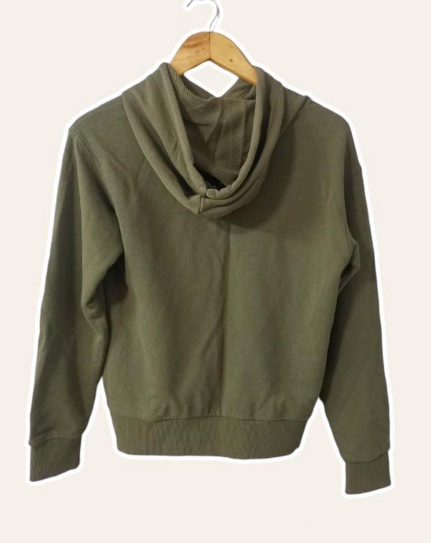 H&M olive green hoodie (Category: Coats, Jackets and Outerwear) located in Manila. Submitted by maxxbons (Listing ID 1436256224, Image 2). Description: Size M Slightly cropped In mint condition Material: 60% cotton, 40% polyester Loc: QC.