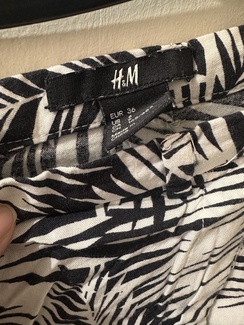 H&M Palm Print Beach Skirt (Category: Skirts) located in Manila. Submitted by readysellgo (Listing ID 1436228082, Image 1). Description: - H&M skirt - Black and white palm leaf print - Wrap style - Size: EUR 36 S-M frame - Great for casual wear or summer vacation.